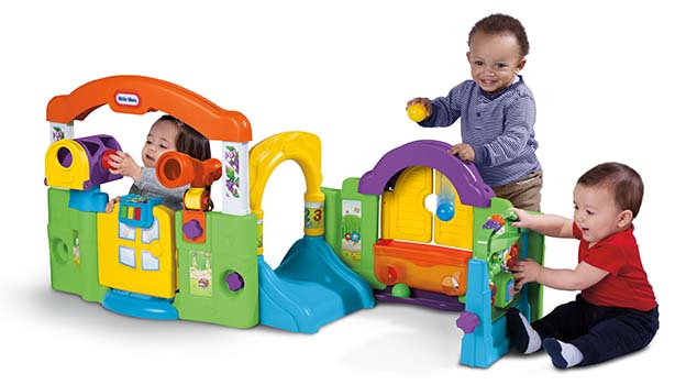 Drie kinderen spelen in het speelcentrum van Little Tikes