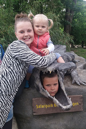 drie kinderen in safaripark