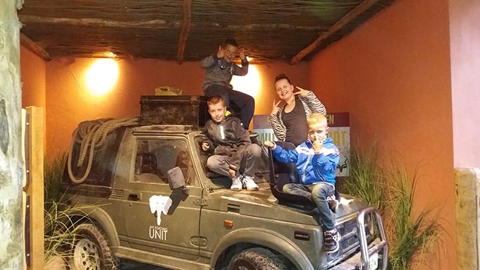 jongetje en meisje op jeep in safaripark beekse bergen